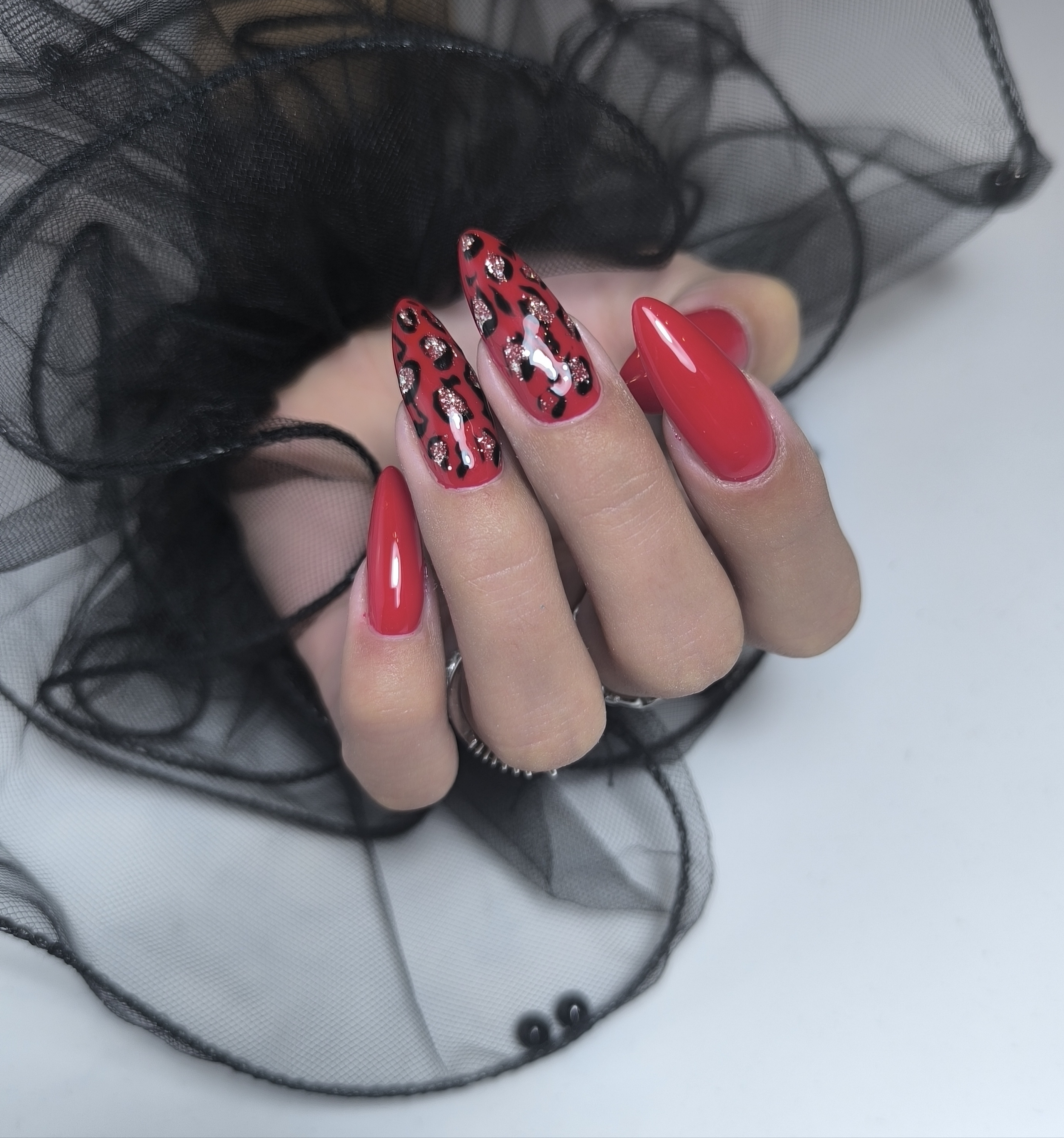 Przedłużanie paznokci żelem w kształcie migdałków - Studio WOW Suwałki